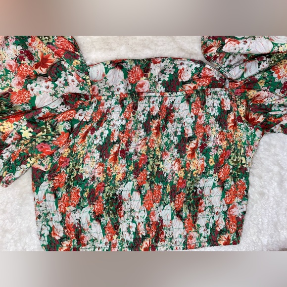 Pretty Little Thing Cropped Floral Blouse with Stretchy back and sleeves - Picture 3 of 6
